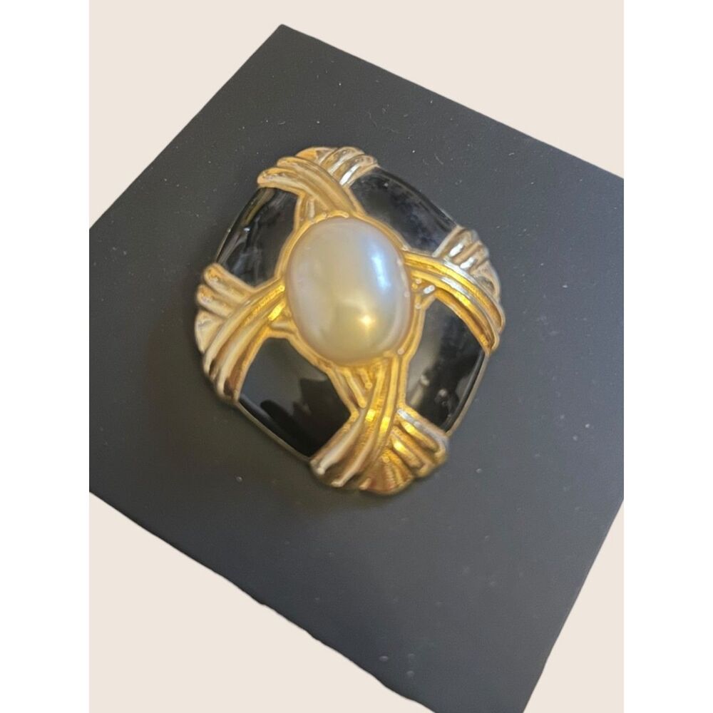 💠 VTG TRIFARI GEOMETRIC DIAMOND BLACK ENAMEL FAUX PEARL GOLD TONE BROOCH PIN